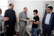 تجلیل فرماندار بهارستان از قهرمان کشتی فرنگی مسابقات کارگری جهان