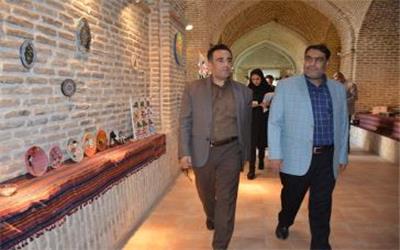 بازدید فرماندار رباط کریم از نمایشگاه توانمندی صنایع دستی شهرستان