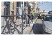 عملیات نصب نرده های جدا کننده پیاده راه از بلوارهای آزادگان و امام خمینی