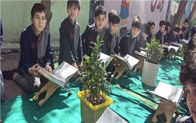 دانش‌آموزان دبستان نورایمان شهرستان بهارستان محفل انس با قرآن کریم برپا کردند